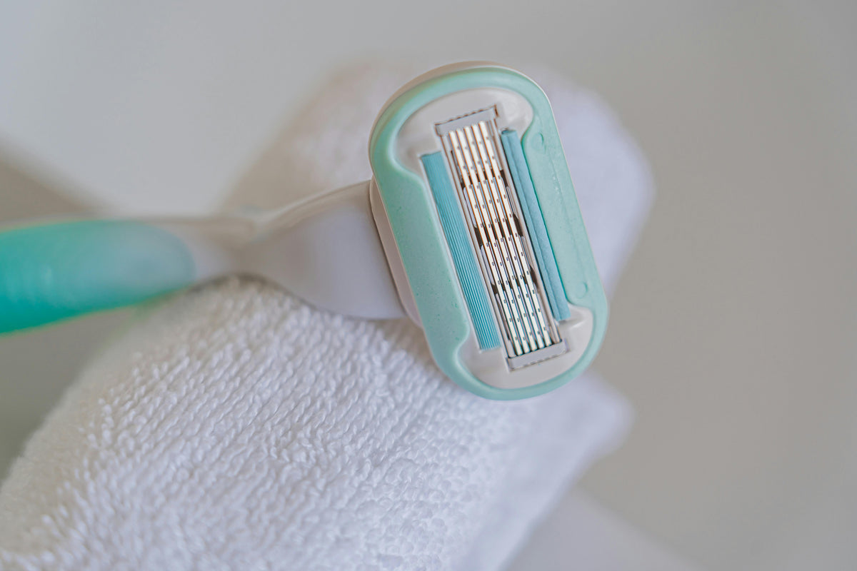 Close-up of a razor on dark skin — ingrown hair and dark spot prevention for melanin-rich skin